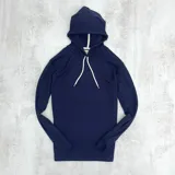 Canguro azul marino de punto con capucha y cordones blancos. Tiene un pequeño logo bordado en el pecho.