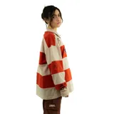 Polo de manga larga color crema con rayas horizontales rojas. Tiene cuello clásico con botones, bordados en el pecho y en la manga, y un parche ovalado con la palabra "Septum" en el centro.