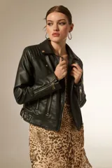 Campera de estilo biker confeccionada en eco-cuero negro, con solapas, cierre frontal, bolsillos con cremallera y detalles acolchados en los hombros.