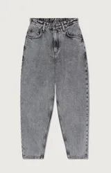 Pantalón de jean gris de tiro alto, corte recto y tobillos ajustados.