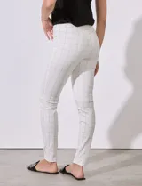 Pantalón negro con estampado de cuadrillé blanco, de tejido elastizado, marca Zac & Rachel. Cuenta con pretina ancha elastizada con detalle metálico.