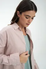 Camisa gris melange de manga larga con cuello clásico y cierre con botones.