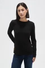 Remera de manga larga con textura acanalada, cuello redondo y diseño holgado.