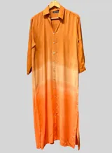 Vestido camisero largo color coral con efecto degradado, de corte recto, manga larga y cuello camisero.