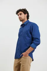 Camisa azul oscuro de manga larga con cuello abotonado y bolsillo en el pecho.
