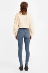 Jean de tiro alto color azul medio, corte skinny.