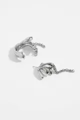 Par de aros asimétricos plateados con diseño abstracto y cadena colgante. Uno es un ear cuff y el otro es un aro con cierre de mariposa.