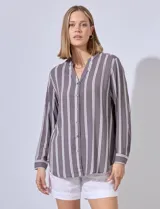 Camisa de manga larga con cuello mao y cierre abotonado, con estampado de rayas verticales en tonos gris y blanco.