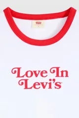 Remera corta de corte ajustado, color blanco con cuello redondo y ribetes en las mangas de color rojo. Cuenta con estampa frontal con la frase "Love In Levi's" en tono rojo.