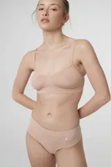 Soutien bralette color beige de microfibra sin costuras, con espalda entera y tirantes finos.