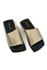 Sandalias doradas de cuero, con base plana negra.