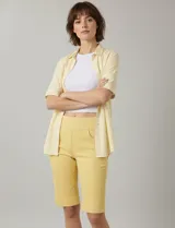 Bermuda amarilla de gabardina elastizada, marca Ruby Rd. con pretina ancha elastizada, bolsillos simulados en la parte delantera y bolsillos aplicados en la parte trasera.