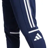 Pantalón de entrenamiento Adidas Squadra 25 azul marino con las tres tiras blancas a los costados. Confeccionado en tejido AEROREADY que absorbe el sudor.