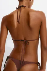 Top de bikini triangular color marrón con copas con relleno extraíble, tiras ajustables para atar al cuello y en la espalda.