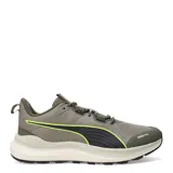 Championes de trail running Puma, color verde oliva con detalles en negro y amarillo neón. Presentan una estructura de malla transpirable con refuerzos sintéticos, cierre de cordones y suela con relieve para mayor tracción.