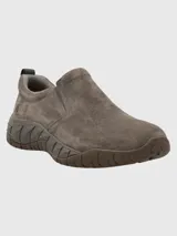 Zapato tipo slip-on de hombre, confeccionado en cuero gamuzado color marrón. Presenta un diseño sin cordones con paneles elásticos laterales para facilitar el calce y una suela técnica de goma con tecnología Spinal para mayor soporte y amortiguación.