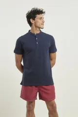 Remera azul con cuello mao y mangas cortas.