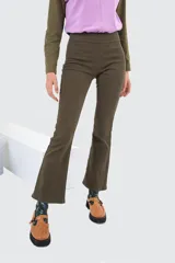 Pantalón jean acampanado color ladrillo, de tiro alto, con cierre lateral invisible, pretina ancha con costuras decorativas y un único pasacinto en la parte posterior con bordado a tono.