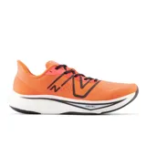 Championes de running New Balance FuelCell Rebel v3, color naranja con detalles en negro y blanco.