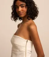 Top strapless color crema, de sarga de algodón y elastano, con cierre lateral de cremallera.