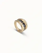 Anillo de metal bañado en plata con tres cristales facetados grises engastados en línea.