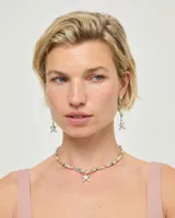 Aros colgantes de plata con diseño lineal que incorpora cristales facetados multicolor, una perla central y un dije de estrella en el extremo inferior.