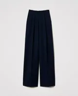 Pantalón de vestir azul marino con raya diplomática e hilo de lurex, corte palazzo, trabillas para cinturón, cierre con gancho y cremallera ocultos, pinzas delanteras, bolsillos diagonales en los laterales y bolsillos de ribete en la parte trasera, placa con el logo Oval T en la parte trasera.