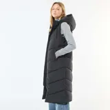 Chaleco largo tipo puffer en color negro, con diseño acolchado, cierre frontal completo y capucha ajustable con cordones. Cuenta con bolsillos laterales y un corte recto hasta la rodilla.