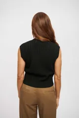 Chaleco de tejido de punto color negro, con cuello en V y diseño trenzado (cable knit).