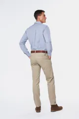 Pantalón gris de gabardina, corte clásico, con bolsillos laterales y traseros.