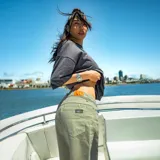 Bermuda de jean verde militar, corte ancho, con diseño de desgaste y flecos en el ruedo, y bordado con la inscripción 'Veneti Club'.