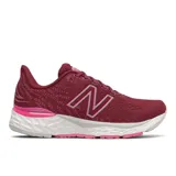 Championes de running New Balance modelo 880, color borgoña con detalles en rosa y blanco.