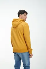 Canguro gris con cierre metálico, collaretas a tono y arte bordado en el pecho.