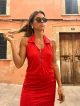 Vestido corto rojo con cuello polo, cierre frontal con cremallera y diseño calado.