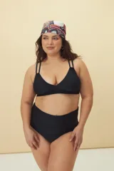Bombacha de bikini de tiro alto, color negro, con diseño de cintura ancha y drapeada.