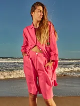 Bermuda sastrera color fucsia de lino.