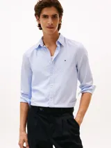 Camisa celeste con estampado de mini puntos azules, de corte slim, manga larga y cuello abotonado.