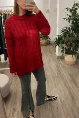 Sweater tejido color rojo con cuello redondo y diseño trenzado.