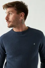 Sweater de punto para hombre con escote redondo, mangas largas y logo bordado en el pecho. Presenta un diseño clásico de calce regular.