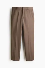 Pantalón de vestir de corte estándar, color marrón, con cierre de botón y corchete ocultos, bolsillos laterales y bolsillos traseros ribeteados.
