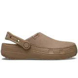 Zuecos Crocs modelo Classic Crafted Clog de color marrón, con capellada de lona textil y suela de goma Croslite. Incluye correa de talón pivotante con perforaciones para pines Jibbitz.