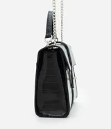 Cartera tipo shoulder bag de tamaño mediano, confeccionada en poliuretano con textura efecto croco. Presenta una tapa frontal con cierre metálico de giro, asa de mano reforzada y una correa larga de cadena plateada. Diseño estructurado con acabado sofisticado.