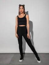 Calza chupín negra con pretina elástica y textura.