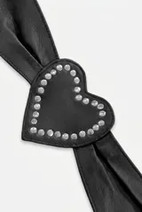 Cinturón faja negro de cuero ovino, con diseño ancho y detalle de hebilla o aplique en forma de corazón adornado con tachas plateadas.