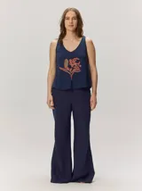 Pantalón de lino azul marino de corte recto y holgado, con cintura elástica.