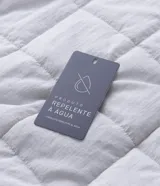 Campera acolchonada de poliamida con textura cuadriculada, cuello alto y cierre frontal por cremallera. Cuenta con bolsillos laterales y un diseño deportivo de corte regular.