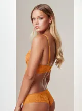 Soutien bralette de encaje floral color beige, con micro tul y breteles regulables.