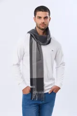 Bufanda de tejido suave con diseño de cuadros en tonos marrones y líneas finas oscuras, terminada con flecos en los extremos.