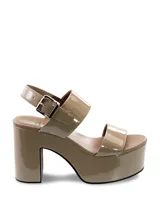 Sandalias de plataforma color beige, con dos tiras anchas horizontales y cierre de hebilla.