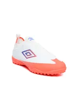 Championes de fútbol 5 Umbro modelo Belix TF, color negro con detalles en azul brillante y gris.